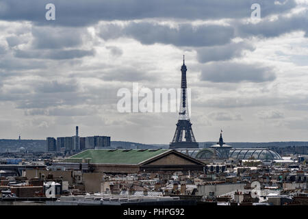 Vue aérienne de la Tour Eiffel et les toits de Paris Banque D'Images