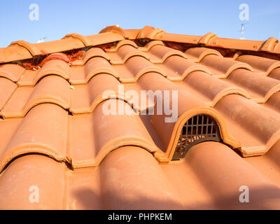 La bouche de ventilation, avec grille de protection, couvercle en brique Banque D'Images