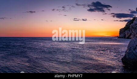 Magnifique coucher de soleil sur les falaises de Petrovac Banque D'Images