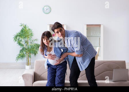 Femme enceinte avec son mari à la maison Banque D'Images