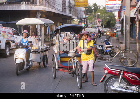 SURIN ISAN EN THAÏLANDE LOCATION MARCHÉ RIKSCHA TAXI Banque D'Images