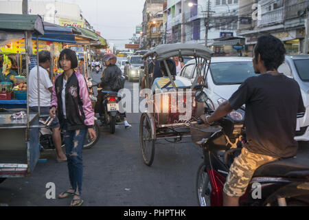 SURIN ISAN EN THAÏLANDE LOCATION MARCHÉ RIKSCHA TAXI Banque D'Images