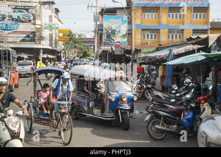 SURIN ISAN EN THAÏLANDE LOCATION MARCHÉ RIKSCHA TAXI Banque D'Images