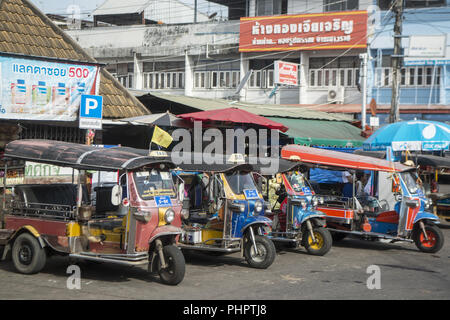 SURIN ISAN EN THAÏLANDE LOCATION MARCHÉ RIKSCHA TAXI Banque D'Images