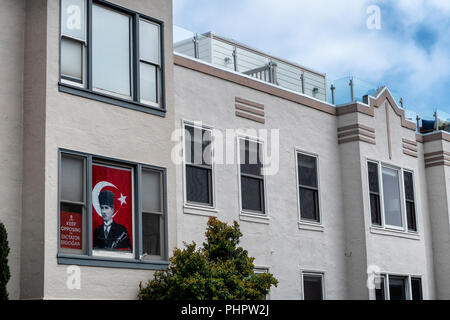 Un drapeau turc avec un portrait d'Atatürk ainsi que d'une protestation contre l'actuel chef de la Turquie, Recep Tayyip Erdoğan dans une fenêtre à San Francisco. Banque D'Images