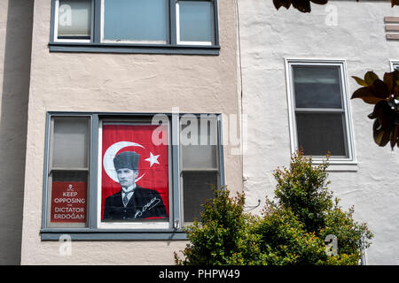 Un drapeau turc avec un portrait d'Atatürk ainsi que d'une protestation contre l'actuel chef de la Turquie, Recep Tayyip Erdoğan dans une fenêtre à San Francisco. Banque D'Images