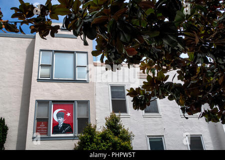 Un drapeau turc avec un portrait d'Atatürk ainsi que d'une protestation contre l'actuel chef de la Turquie, Recep Tayyip Erdoğan dans une fenêtre à San Francisco. Banque D'Images