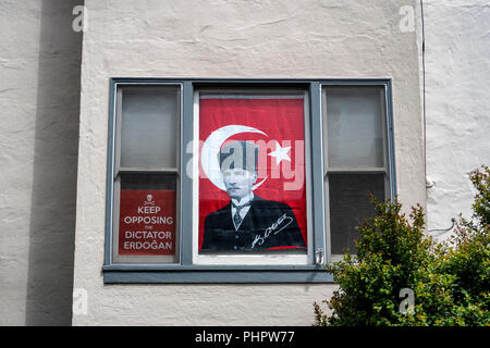 Un drapeau turc avec un portrait d'Atatürk ainsi que d'une protestation contre l'actuel chef de la Turquie, Recep Tayyip Erdoğan dans une fenêtre à San Francisco. Banque D'Images