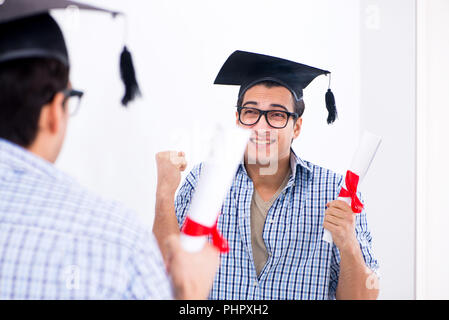 Jeune étudiant, l'obtention du diplôme de planification discours in front of mirror Banque D'Images