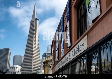 La Transamerica Pyramid considéré de l'extérieur City Lights Books à San Francisco, Californie. Banque D'Images
