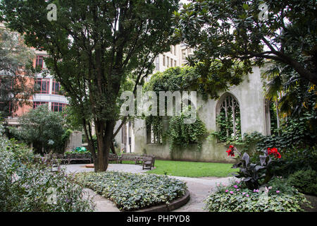 Ruines et restes bombardés de l'église paroissiale St Dunstan-in-the-East sur St Dunstan's Hill, Londres, EC3, Angleterre, Royaume-Uni Banque D'Images