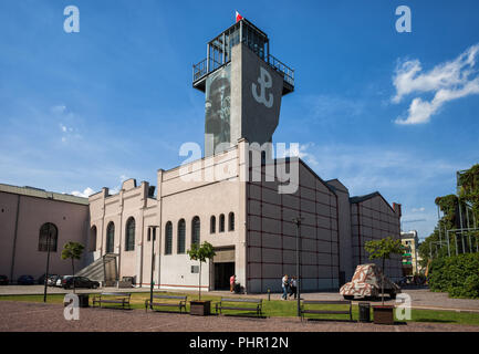 Musée de l'Insurrection de Varsovie (Muzeum Powstania Warszawskiego) bâtiment avec tour d'observation à Varsovie, Pologne Banque D'Images