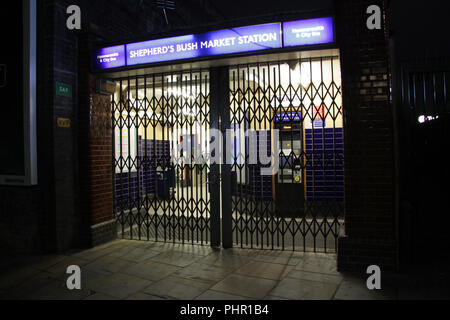 La station de métro Shepherds Bush Market volets métalliques fermées Banque D'Images