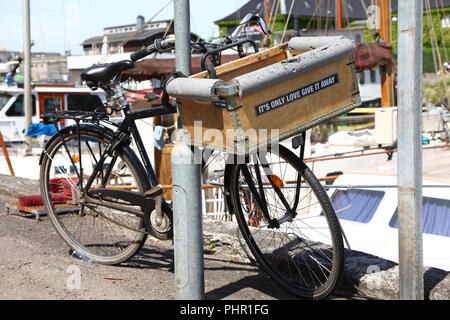 Location avec pannier appuyé contre un lampadaire Banque D'Images