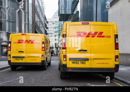 Le service de messagerie DHL deux cars dans la ville de London, UK Banque D'Images