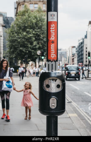 Londres, Royaume-Uni - 24 juillet 2018 : le bac pour les gencives et les mégots sur un lampadaire dans la ville de Londres, le célèbre quartier de financial district. Banque D'Images