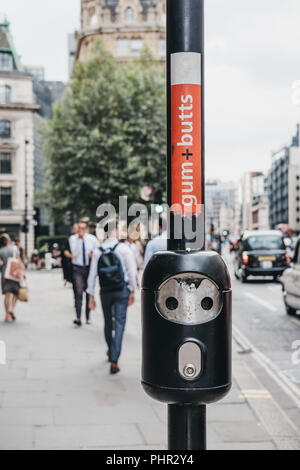 Close up of le bac pour les gencives et les mégots sur un lampadaire dans la ville de London, Londres, Royaume-Uni. Banque D'Images