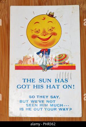 Vintage 1930 Carte postale en Bamforth & Co Série Bande dessinée montrant le Soleil - le soleil a reçu son chapeau ! - L'histoire sociale Banque D'Images