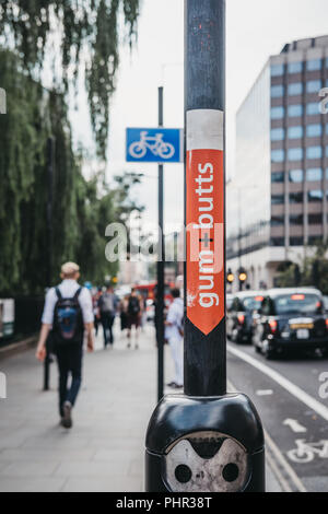 Close up of le bac pour les gencives et les mégots sur un lampadaire dans la ville de London, Londres, Royaume-Uni. Banque D'Images