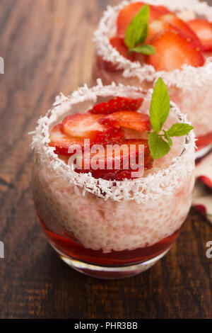 Une portion de plus de fraises et de la gelée de tapioca Banque D'Images