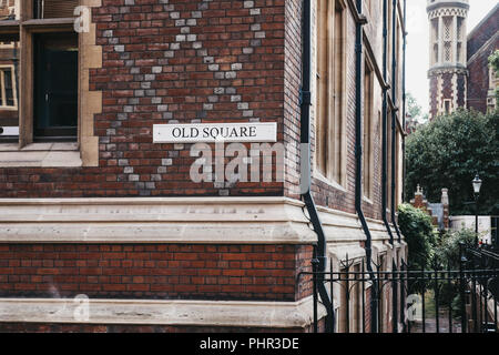 Londres, Royaume-Uni - 24 juillet 2018 : le nom de rue signe sur un côté d'un bâtiment sur l'ancien Square, London, UK, rue célèbre pour les cabinets et les chambres. Banque D'Images