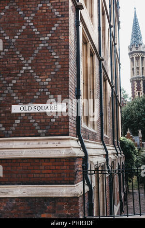 Londres, Royaume-Uni - 24 juillet 2018 : le nom de rue signe sur un côté d'un bâtiment sur l'ancien Square, London, UK, rue célèbre pour les cabinets et les chambres. Banque D'Images