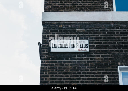 Londres, Royaume-Uni - 24 juillet 2018 : le nom de rue signe sur un côté d'un bâtiment sur Lincoln's Inn Fields, la plus grande place publique à Londres, au Royaume-Uni. Banque D'Images