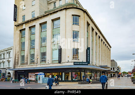 House of Fraser magasin, anciennement Binns construit 1950 architecture de style Art déco dans le centre de Middlesbrough Cleveland UK avec des gens qui marchent Banque D'Images