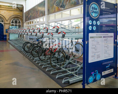 Les vélos d'un espace de stockage sécurisé pour les vélos à la vue dans le bâtiment de la gare de Middlesbrough pour le stockage des vélos pour les passagers Banque D'Images