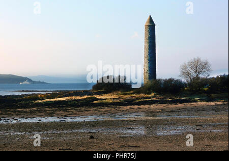 Le monument appelé Le Crayon est situé sur le rivage de la ville balnéaire de Largs, Ecosse. Il commémore la bataille en 1263 entre l'Ecosse et la Norvège qui a été peu concluante, mais, forgé un lien entre Largs et Vikings et chaque année il y a un festival viking très populaire qui a eu lieu sur le front de mer et l'ensemble de la commune. C'est calme quelque chose ! Banque D'Images