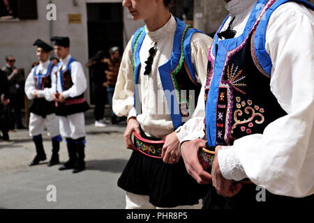 1 mai 2016 - 360° édition de Sant'Efisio/religieuse défilé folklorique. Les garçons hardiment Banque D'Images