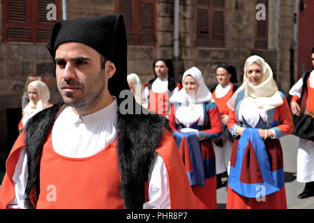 1 mai 2016 - 360° édition de Sant'Efisio/religieuse défilé folklorique à Cagliari. Groupe coloré Banque D'Images