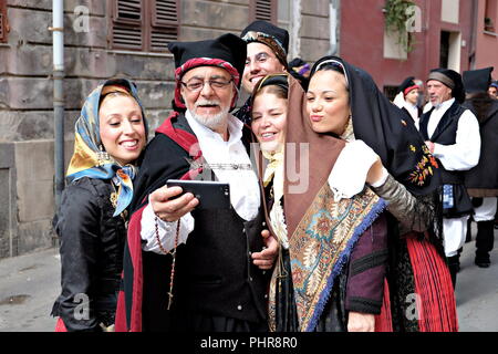 1 mai 2016 - 360° édition de Sant'Efisio/religieuse défilé folklorique à Cagliari. De nouvelles traditions selfies : Banque D'Images