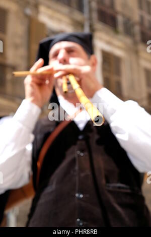 1 mai 2016 - 360° édition de Sant'Efisio/religieuse défilé folklorique à Cagliari. Joueur de Launeddas. L'accent volontairement à la fin de la canne Banque D'Images