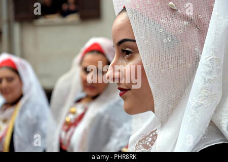 1 mai 2016 - 360° édition de Sant'Efisio/religieuse défilé folklorique à Cagliari. Profil de femme portant châle typique Banque D'Images