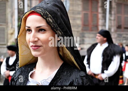 1 mai 2016 - 360° édition de Sant'Efisio/religieuse défilé folklorique. Smiling woman Banque D'Images