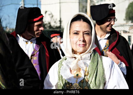 1 mai 2016 - 360° édition de Sant'Efisio/religieuse défilé folklorique à Cagliari. Fierté et mature woman wearing costume traditionnel Banque D'Images