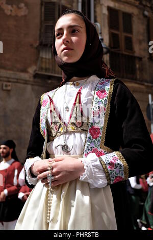 1 mai 2016 - 360° édition de Sant'Efisio/religieuse défilé folklorique à Cagliari. Jeune beauté Banque D'Images