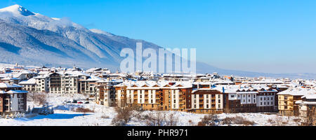 Chalet en bois, maisons et montagnes neige panorama du paysage en bulgare de ski de Bansko, Bulgarie Banque D'Images