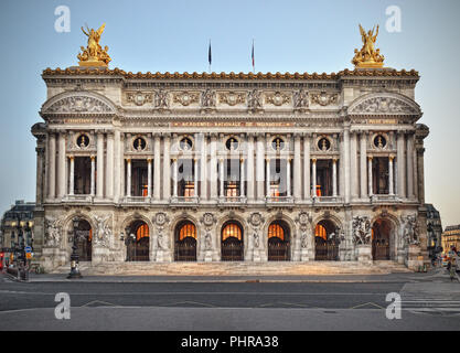 Vue de la façade de l'Opéra Garnier à Paris. Banque D'Images