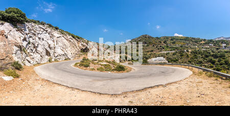 Vue panoramique sur une route de montagne avec des courbes près de Kinidaros sur l'île de Naxos, Cyclades, en Grèce. Banque D'Images