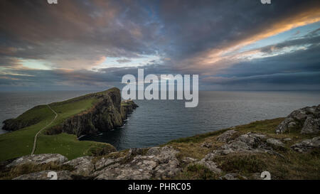 Ciel coloré à Neist Point Lighthouse, île de Skye, Écosse Banque D'Images