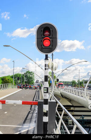 Feu de circulation sur un pont qui se déplace de l'autre. Banque D'Images