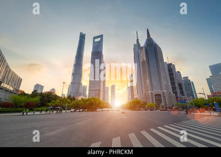 Shanghai century boulevard au coucher du soleil Banque D'Images