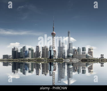 Shanghai skyline contre un ciel ensoleillé et de réflexion Banque D'Images