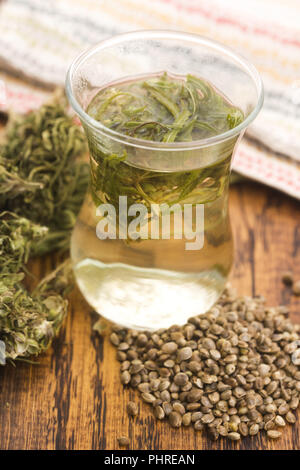 Tisane de cannabis sur fond de bois Banque D'Images