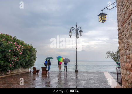 Lazise dans la pluie, Le Lac de Garde, Vénétie, Italie, Europe Banque D'Images