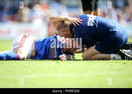 L'Ipswich Town Cole Skuse recevoir des soins médicaux après une collision avec Norwich City's Timm Klose au cours de la Sky Bet Championship match à Portman Road, Ipswich. Banque D'Images