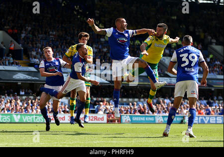 L'Ipswich Town Cole Skuse (deuxième à gauche) entre en collision avec Norwich City's Timm Klose au cours de la Sky Bet Championship match à Portman Road, Ipswich. Banque D'Images