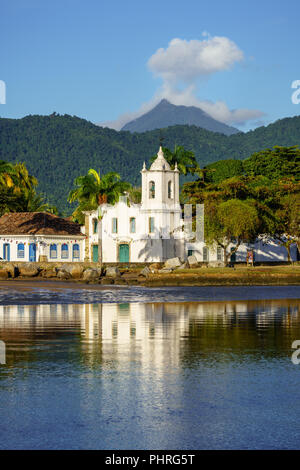 Église de Nossa Senhora das Dores est situé dans la région de Paraty, l'une des premières villes au Brésil où les portugais ont laissé leurs empreintes digitales dans le archtectur Banque D'Images